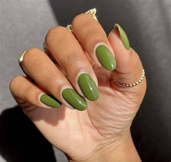 35 Olive Green Nail Designs Perfect For Any Season or Occasion
