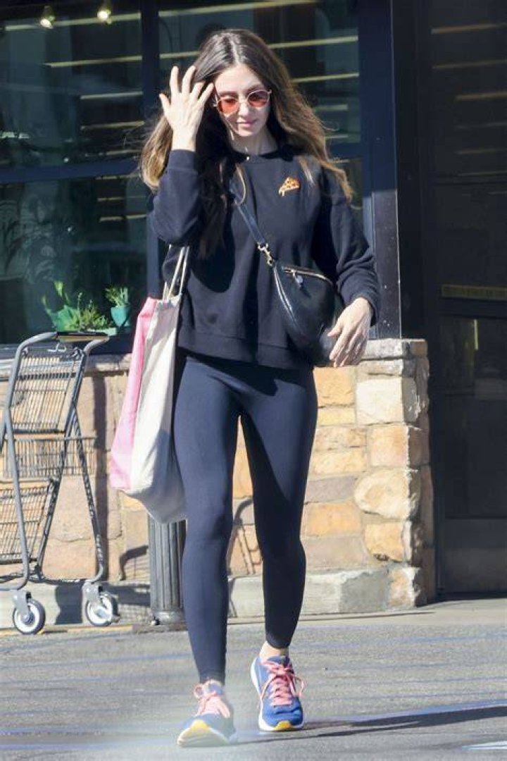 Alison Brie Shopping in Los Angeles Celebrity Wiki > onceleb.wiki