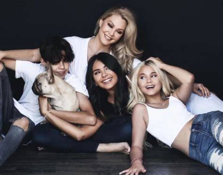 Atiana de la Hoya Siblings Is It One Or Many?