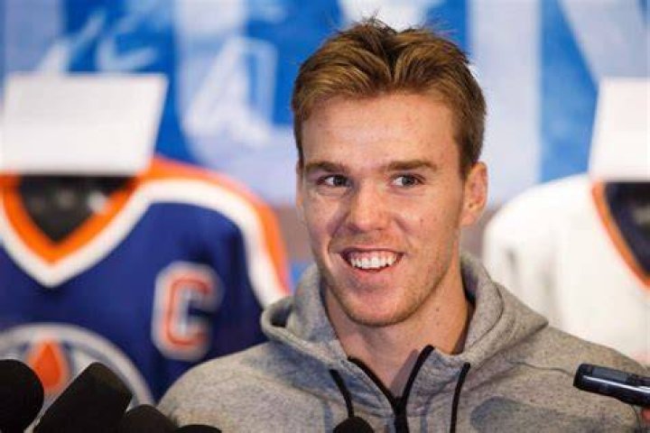 Connor McDavid told he wears wrong skate size by Boston pond rink