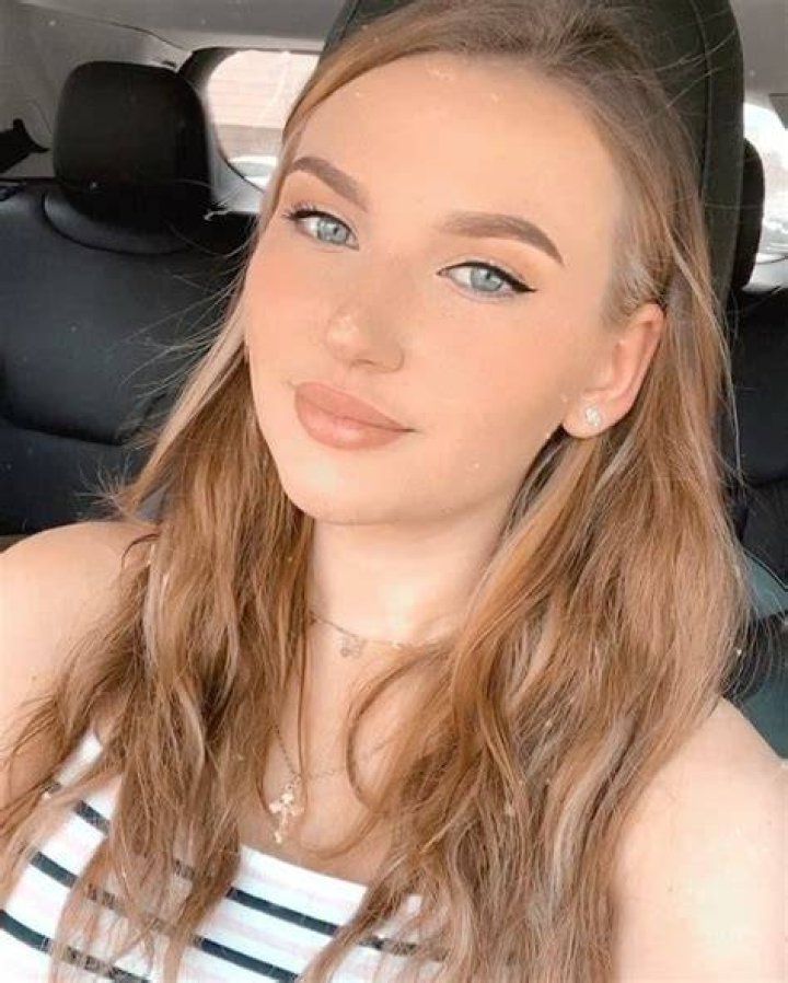 Elizabeth Zaks Smokin’ Hot Instagram Pics theCHIVE