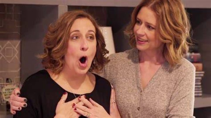 Jenna Fischer surprises sister with home makeover