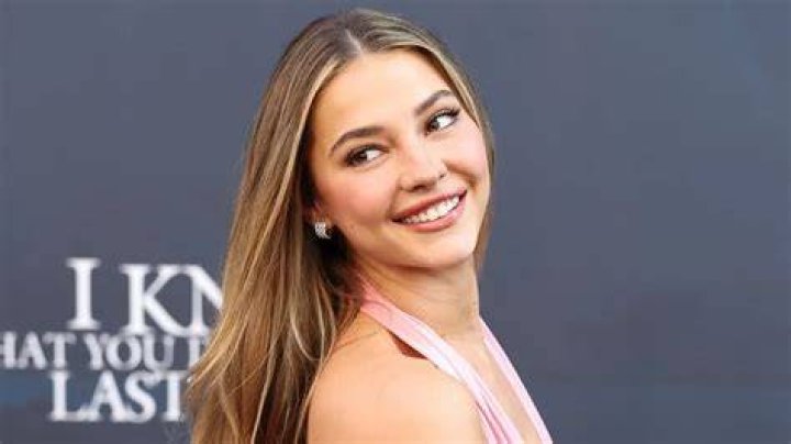 Madelyn Cline Net Worth, Biography, Boyfriend, Age, Height Stars Xray