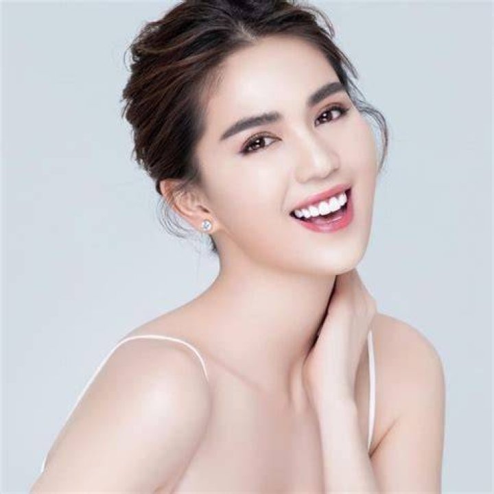 Ngoc Trinh Age, Biography, Height, Net worth, Family & Facts
