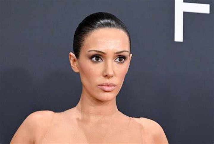 Unveiling Bianca Censori's Height: Unlocking Surprising Discoveries